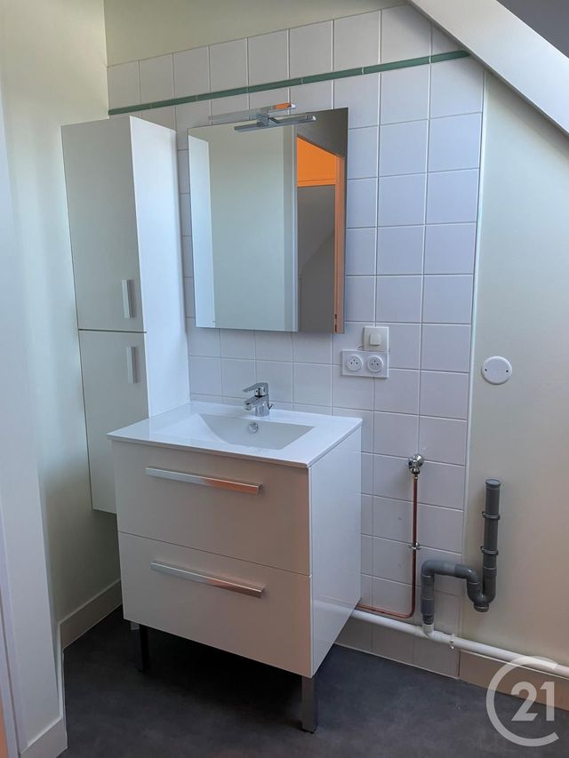 Appartement F3 à louer - 3 pièces - 61.0 m2 - CHATEAUNEUF SUR LOIRE - 45 - CENTRE - Century 21 Trois Rois Appartement F3 à louer - 3 pièces - 61.0 m2 - CHATEAUNEUF SUR LOIRE - 45 - CENTRE - Century 21 Trois Rois
